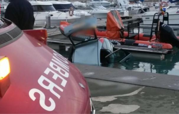 Dos jóvenes caen al agua con su coche en el puerto de Benicarló