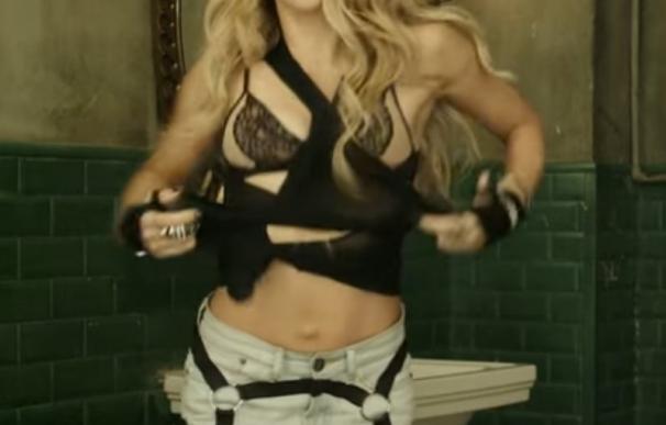 Shakira muestra abdomen perfecto y un extraño ombligo en su último videoclip