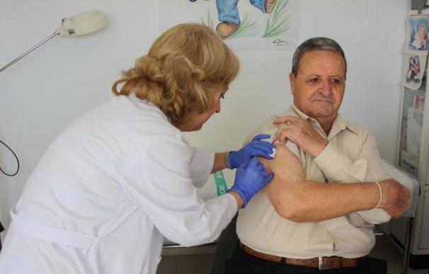 Una enfermera aplica la vacuna contra la gripe a un paciente.