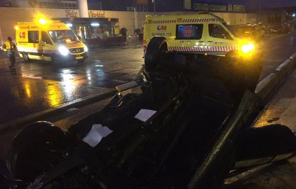 Dos jóvenes heridos tras volcar su coche en el parking del centro comercial Las Dehesas, en Alcalá