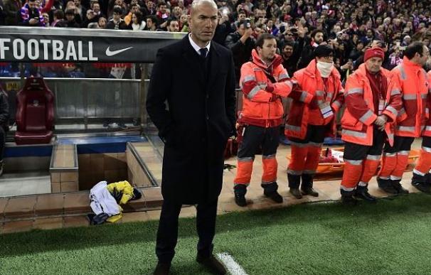 Zidane en el banquillo del Vicente Calderón.