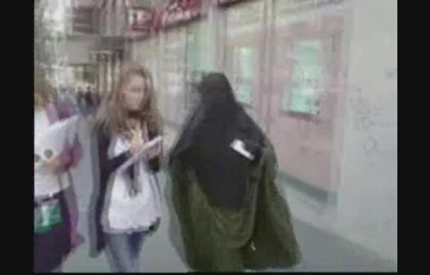 Una mujer con burka se niega a declarar