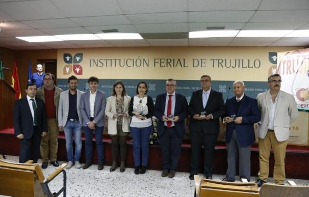 La Sociedad Agropecuaria de la Diputación de Cáceres recibe el Premio Ganadero más Sobresaliente de la Feria de Trujillo