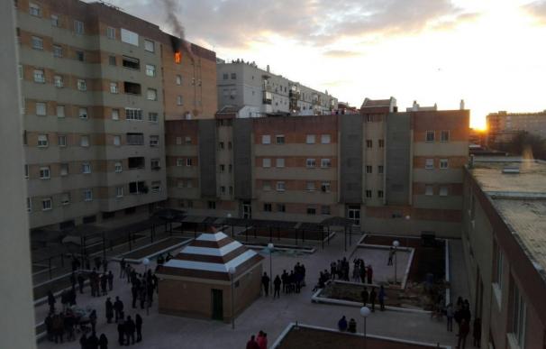 Un atendido por inhalación de humo en un incendio ya extinguido en una vivienda en Sevilla Este
