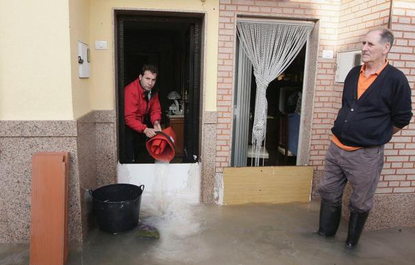 Remiten las lluvias en la Comunitat Valenciana aunque los bomberos siguen con los achiques en Burriana