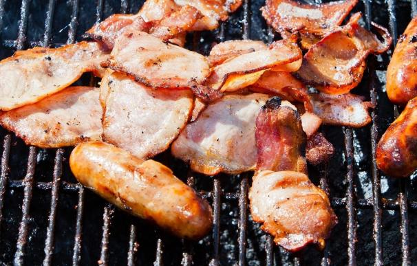 Vinculan la carne asada o a la parrilla a un mayor riesgo de muerte por cáncer de mama
