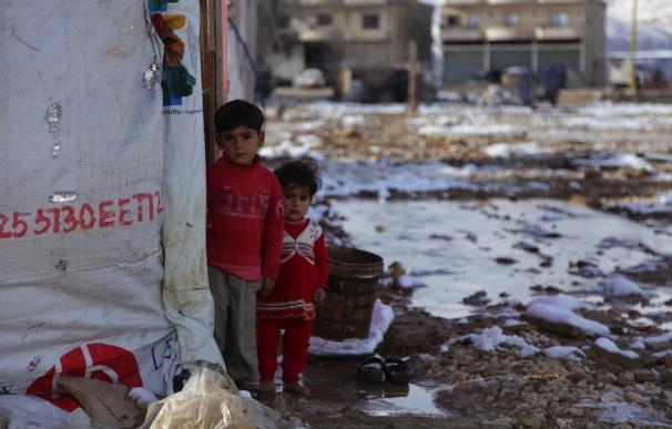ONGs cargan cuatro contenedores de ayuda humanitaria para enviar a los refugidados de Siria
