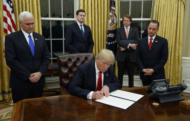 Trump firma su primera orden ejecutiva contra el 'Obamacare'