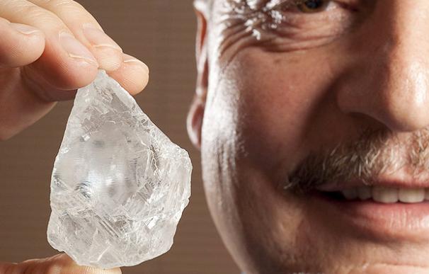 El director de Petra Diamonds, Johan Dippenaar, muestra el diamante blanco en bruto de 507,55 kilates hallado en Sudáfrica.