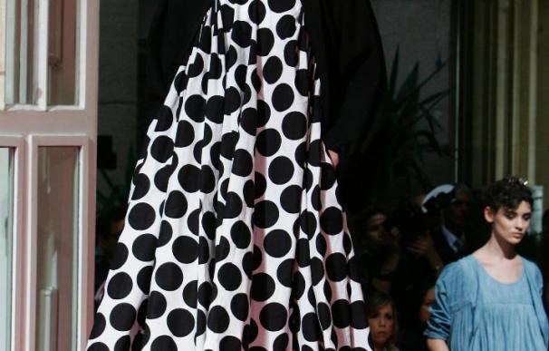 El verano 2010 se tiñe de negro, de blanco y se hace transparente sobre las pasarelas de París