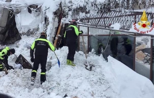 Rescatan a tres niños más del hotel sepultado por la nieve en Italia