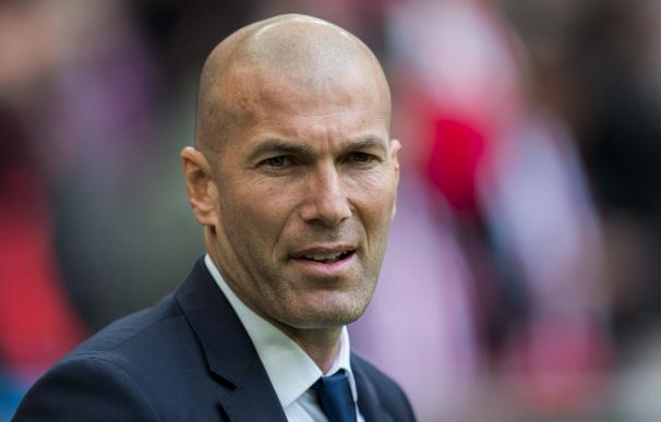 Zidane en el banquillo del Real Madrid durante un partido de La Liga.