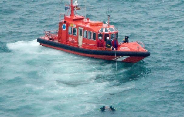 Rescatan a ocho personas de un barco de recreo embarrancado en Izaro (Bermeo)