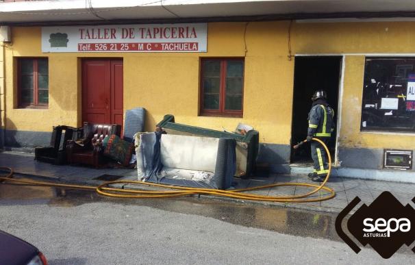Un incendio causa daños en un bajo comercial en desuso en Lugones