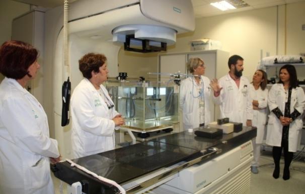 Unos 50 pacientes se someten diariamente a radioterapia en el hospital de Torrecárdenas