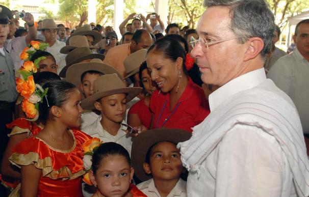Uribe vuelve a la actividad pública después de padecer Gripe A