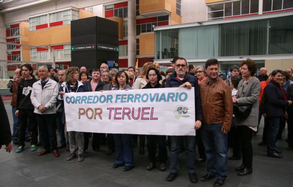 Una marcha reivindicativa recorre la línea Valencia-Teruel-Zaragoza para reclamar un ferrocarril digno