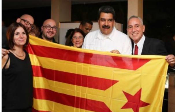 Los independentistas logran que Maduro pose con su estelada
