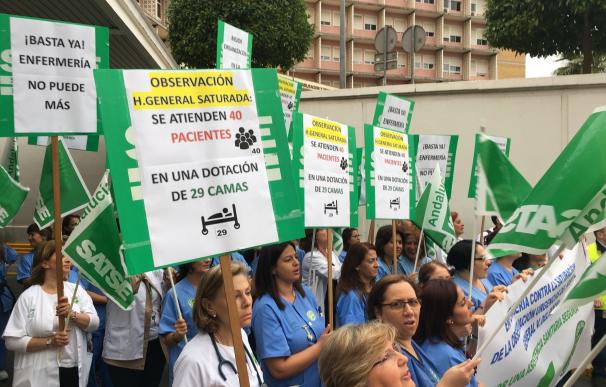 Medio centenar de enfermeros de urgencias del Virgen del Rocío protestan por la "saturación" en observación
