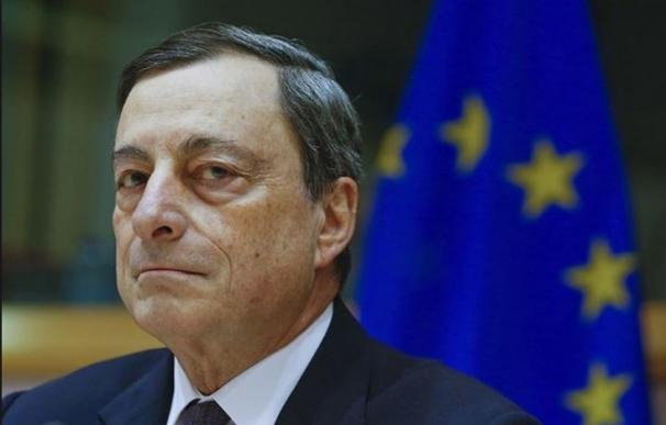 Draghi sale en defensa de la zona euro y dice que comprará activos si empeora la economía