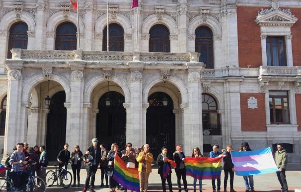 Dos centenares de personas censuran en la Plaza Mayor de Valladolid la presencia de un autobús de HazteOir en la ciudad