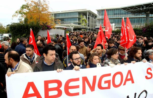 Alrededor de 300 empleados de Abengoa rechazan los ERE en una concentración en Palmas Altas, según sindicatos