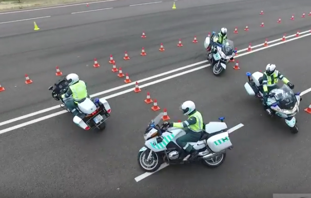 Así son las increíbles acrobacias que son capaces de hacer ocho motos de la Guardia Civil