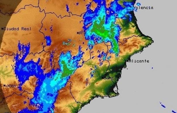 Llueve con fuerza con el interior norte de Alicante e interior sur de Valencia