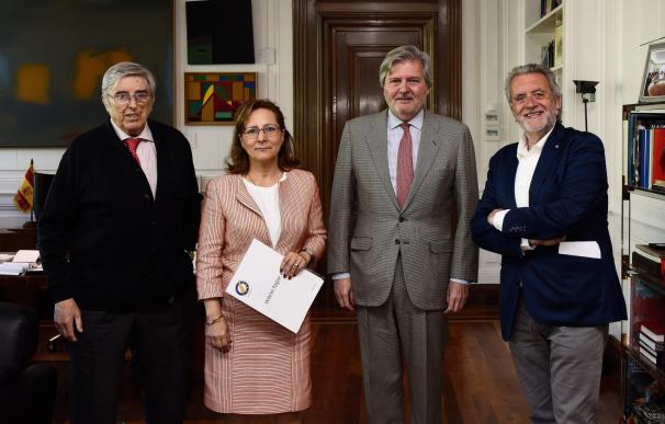 La FAPE pide a Méndez de Vigo incluir el estudio de los medios de comunicación en la próxima ley educativa