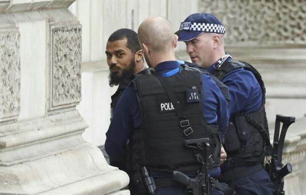 Detienen a un hombre armado con cuchillos cerca del Parlamento británico (Niklas HALLE'N / AFP)