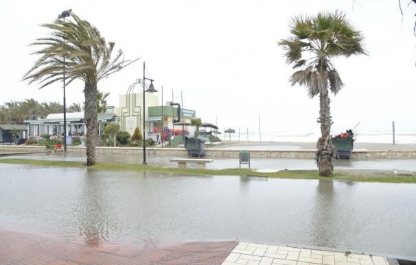 Costas interviene ya en playas de siete municipios para hacer frente a los daños del último temporal