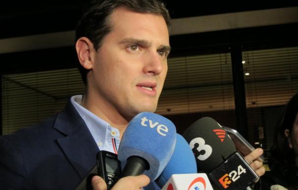 Rivera ve "muy poco serio" plantear ahora la moción de censura a Rajoy