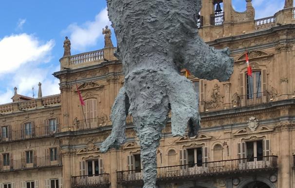 El 'Gran Elefante' de Barceló expulsará humo al ritmo de las campanadas de la Plaza Mayor de Salamanca
