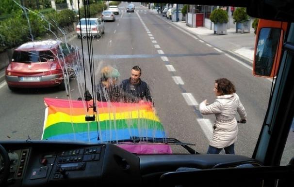 Hazte Oír denuncia el ataque de un grupo de "radicales" a su autobús en Valladolid