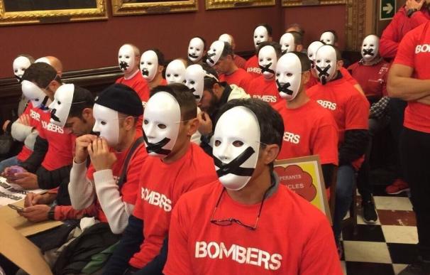 La Agrupación de Bomberos de Palma protesta con máscaras en el pleno de Cort