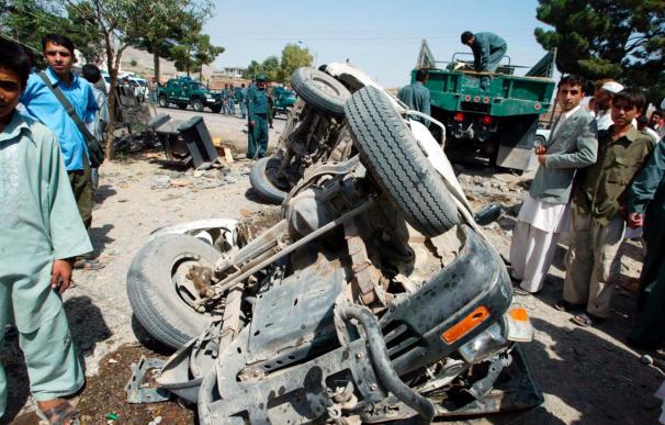 Mueren 12 civiles al explotar una mina al paso de un autobús en el sur afgano