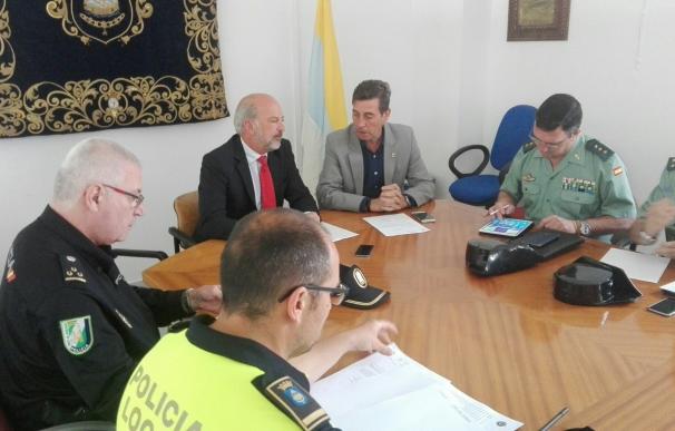 Gil-Toresano y el alcalde de Pilas tratan la seguridad del municipio junto a los mandos policiales