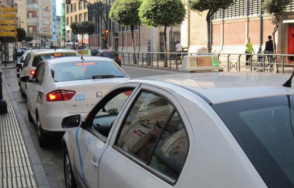 El número de taxis baja en Andalucía un 2,5% en los últimos diez años, hasta 9.938 vehículos