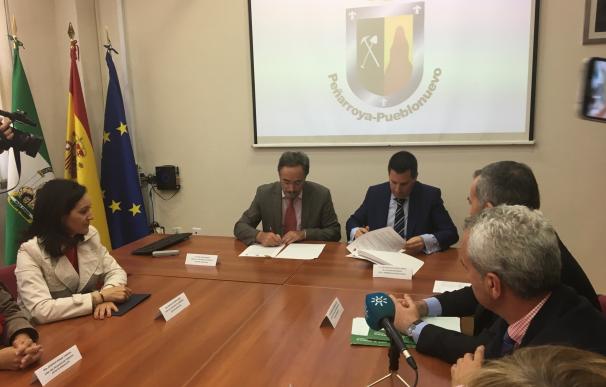 Felipe López firma en Peñarroya el convenio para rehabilitar su Ayuntamiento, con un coste de 4,3 millones