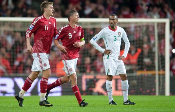 Bendtner, en el centro, celebra un gol con Dinamarca