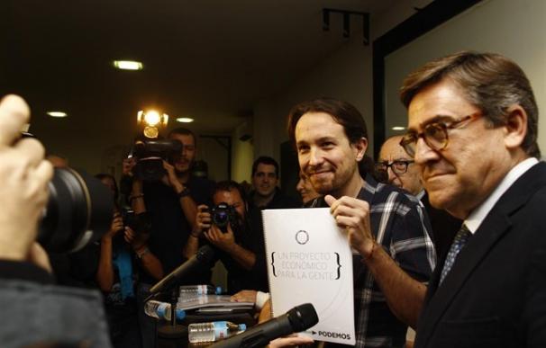 Juan Torres (derecha) junto a Pablo Iglesias (izquierda) el día de la presentación del programa económico.