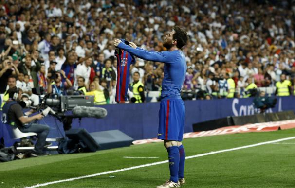Messi enseña su camiseta al público del Bernabéu tras marcar el 2-3.