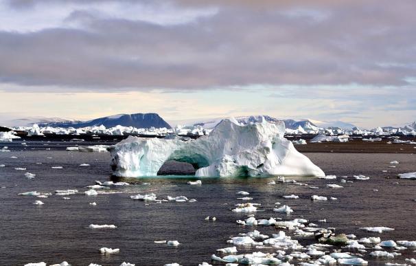 Científicos explican por qué la superficie del hielo no se congela bajo cero