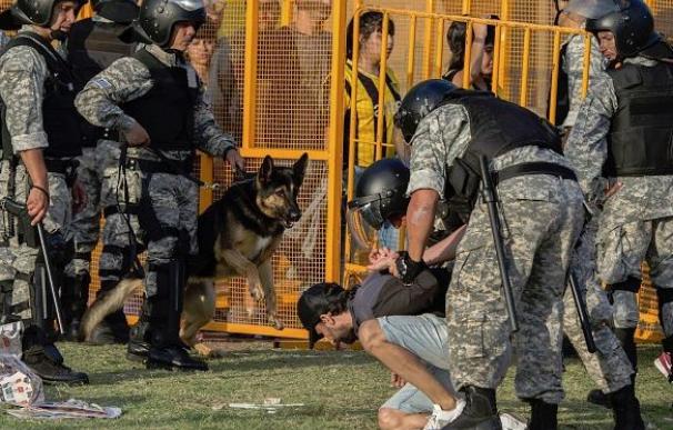 Disturbios, 100 personas detenidas... La violencia suspendió el Peñarol-Nacional