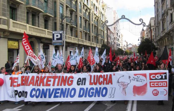 Más de 200 personas piden en Valladolid negociar el convenio de telemarketing y en contra de la precariedad del sector
