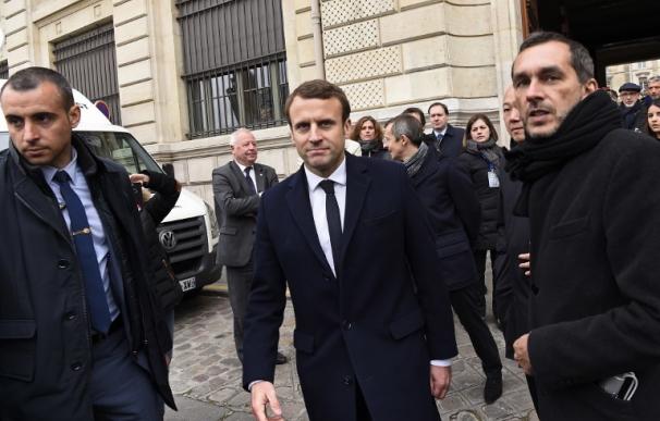 Macron afronta el reto de ocupar el Elíseo sin partido y sin equipo