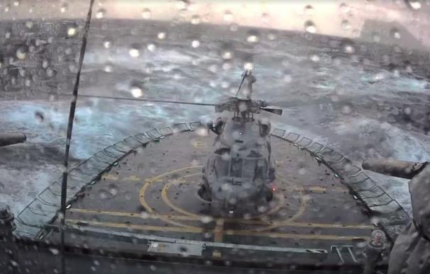 El impactante vídeo del aterrizaje en condiciones extremas de un helicóptero en un barco