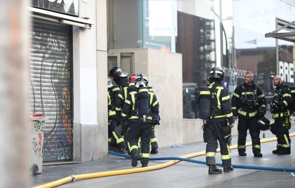 Reabierto parcialmente el tráfico en Gran Vía de Madrid tras el incendio en una azotea de un edificio