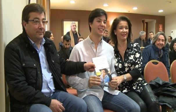 El libro del hijo de Vara apunta el "papel" de "responsabilidad social" del presidente extremeño desde 2015 en España