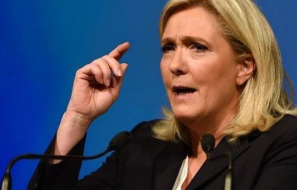 Le Pen aparca el liderazgo del FN para tratar de ser "presidenta de todos los franceses"